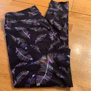LuLaRoe Leggings Tall & Curvy Good Condition Feathers